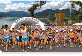 금수산 전국 산악 마라톤대회에 참여하고 있는 사람들