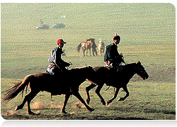 사진설명 - 넓은벌판에서 말을 타고 있는 모습(오른쪽 사진)